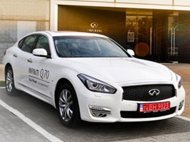  Infiniti Q70    -  " "